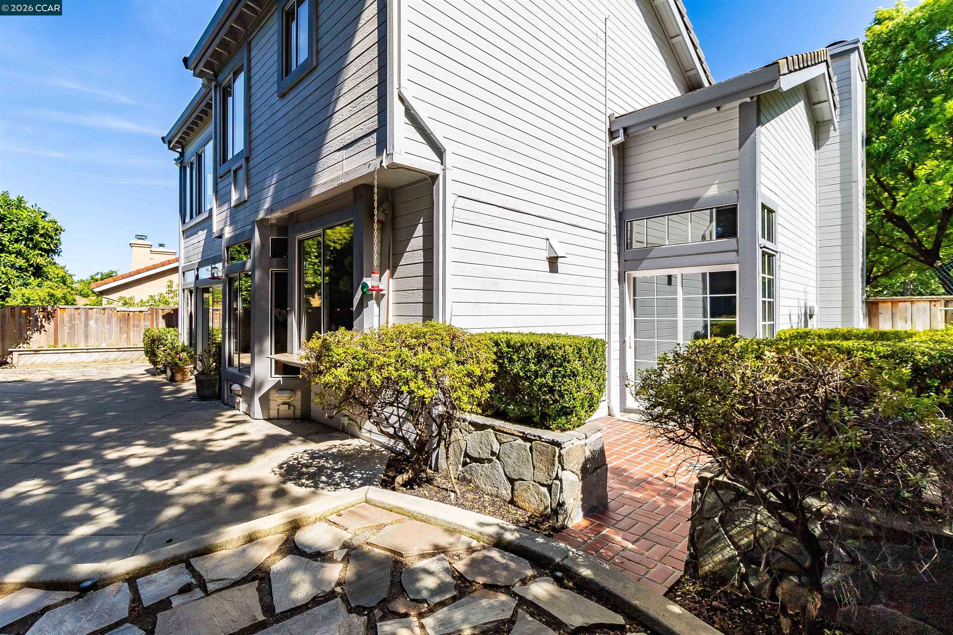 220 Valley Glen Ln