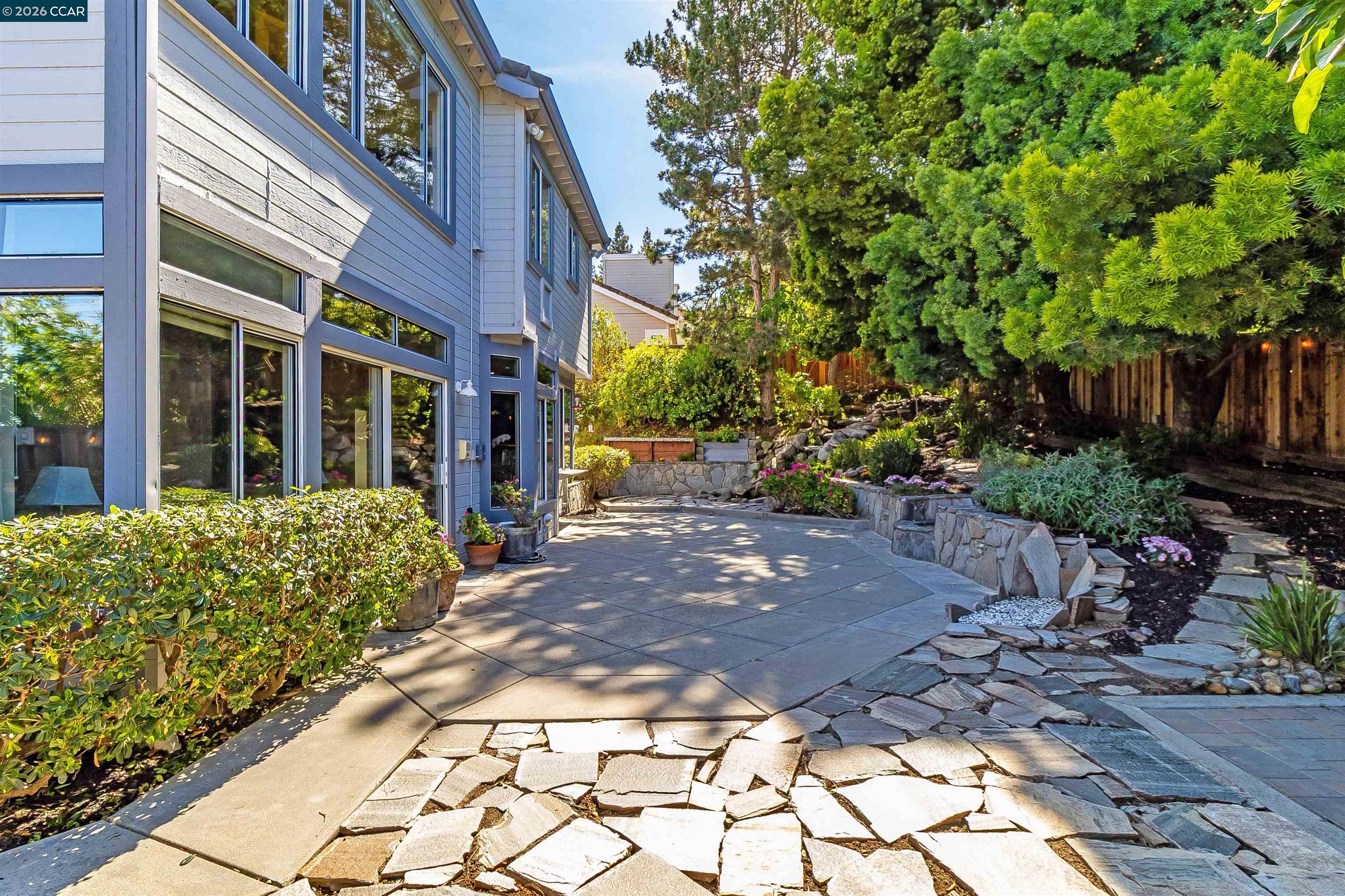 220 Valley Glen Ln