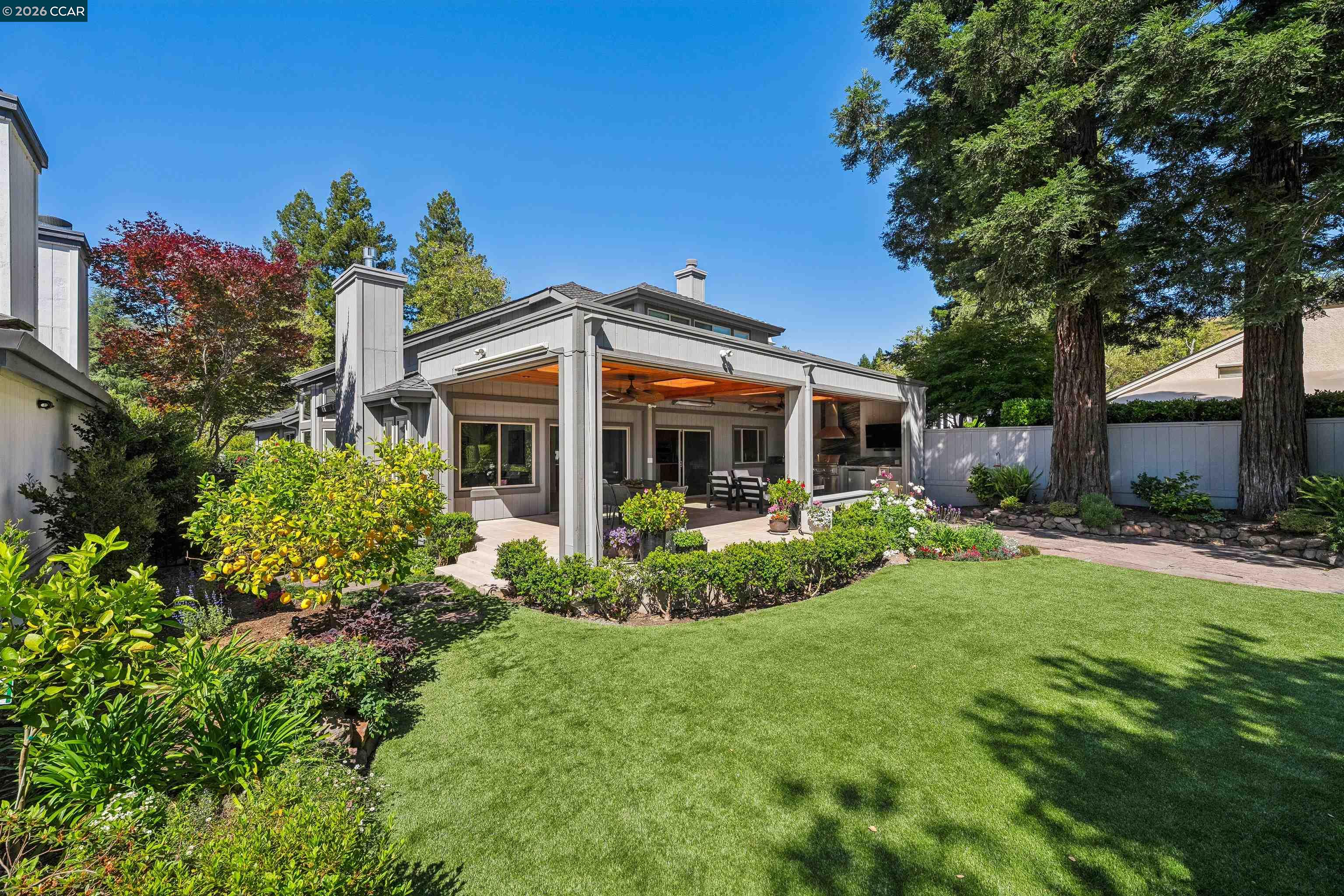 207 Live Oak Dr