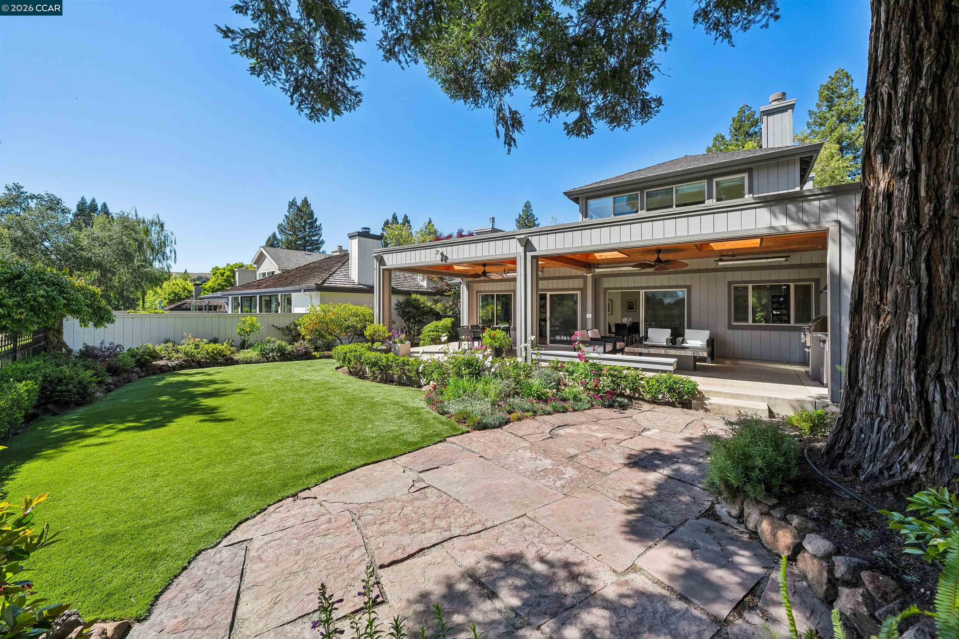 207 Live Oak Dr