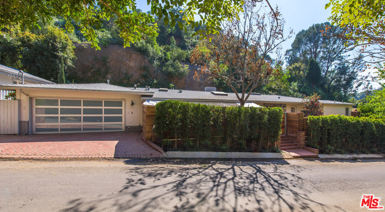9520 Gloaming Dr