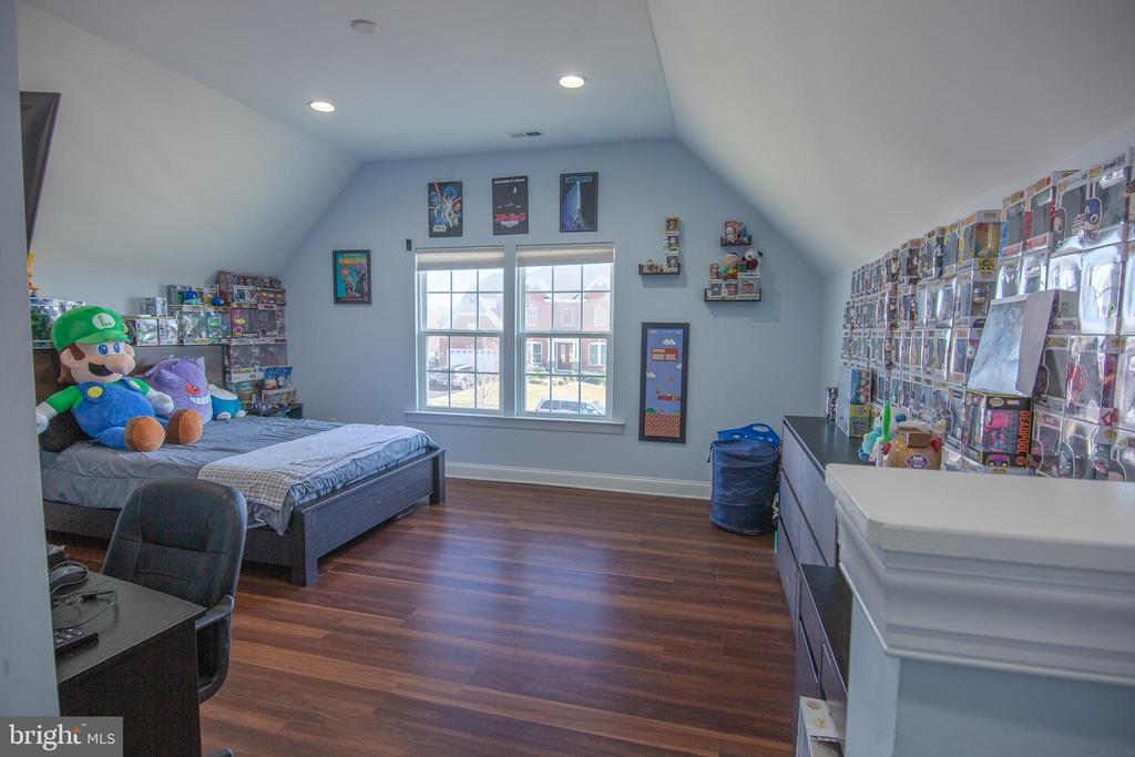 1032 SCHOOL LANE