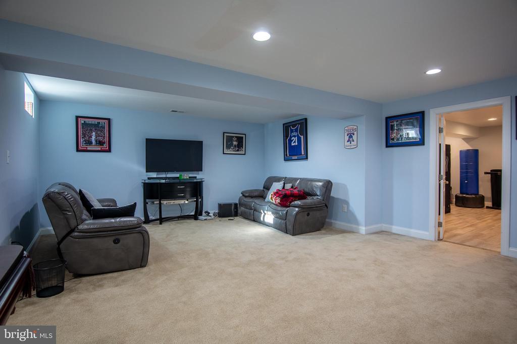 1032 SCHOOL LANE