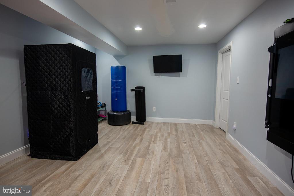 1032 SCHOOL LANE
