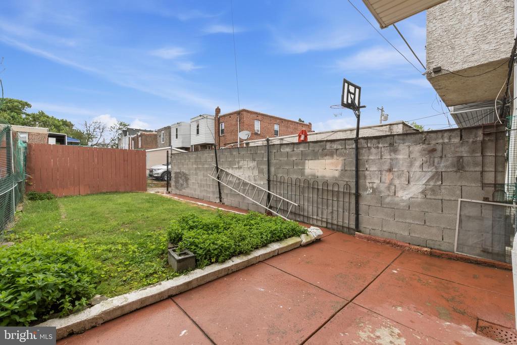 213 W DUNCANNON AVENUE