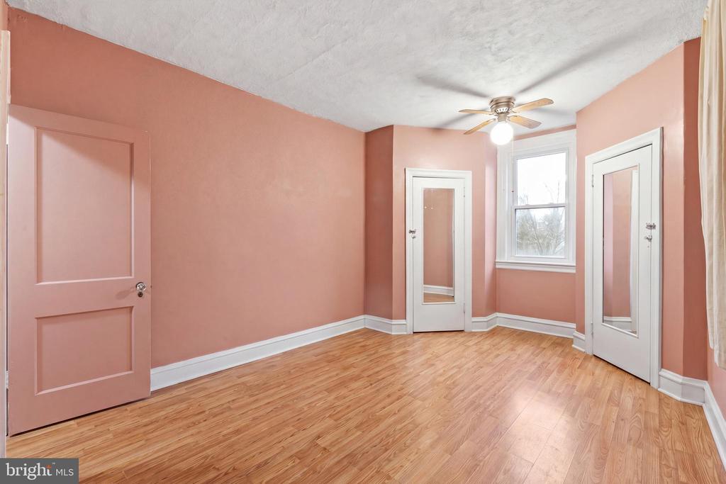 213 W DUNCANNON AVENUE