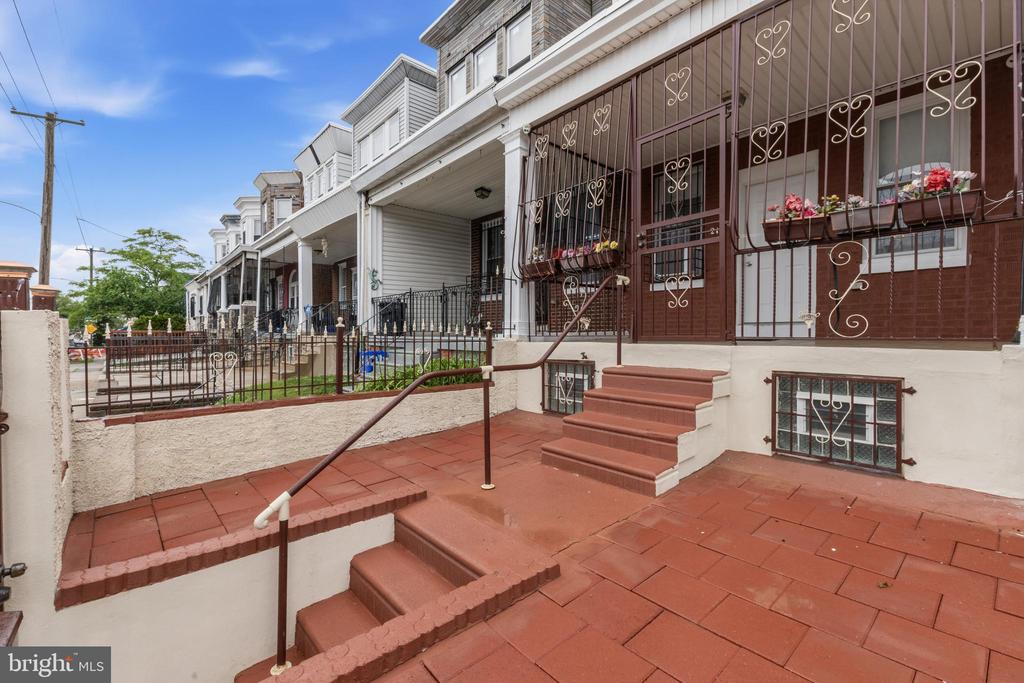 213 W DUNCANNON AVENUE