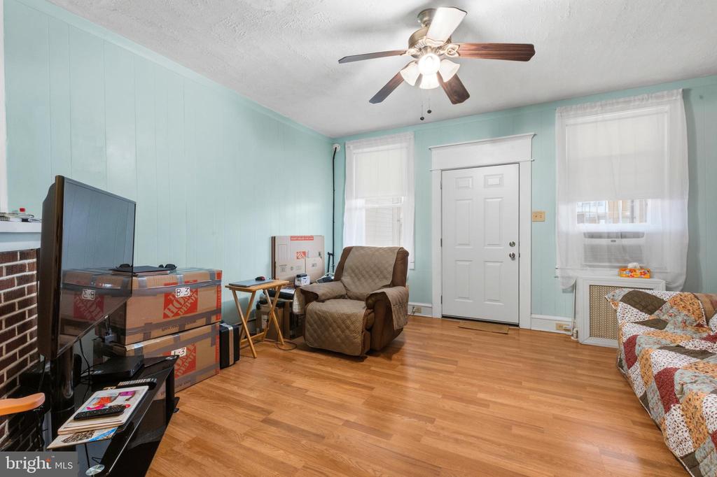 213 W DUNCANNON AVENUE