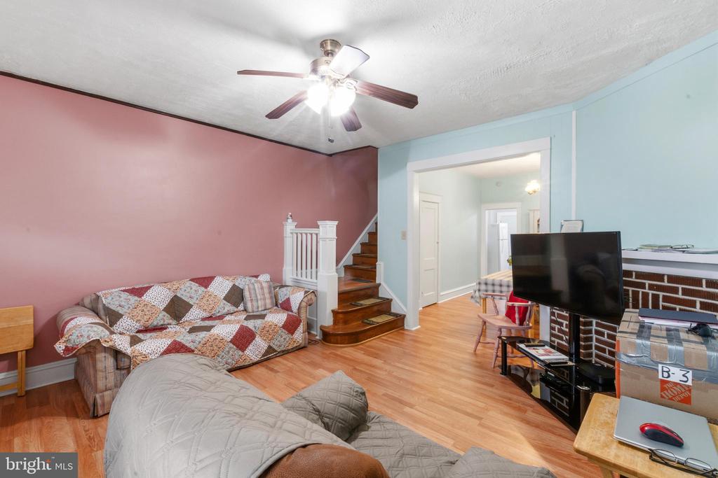 213 W DUNCANNON AVENUE
