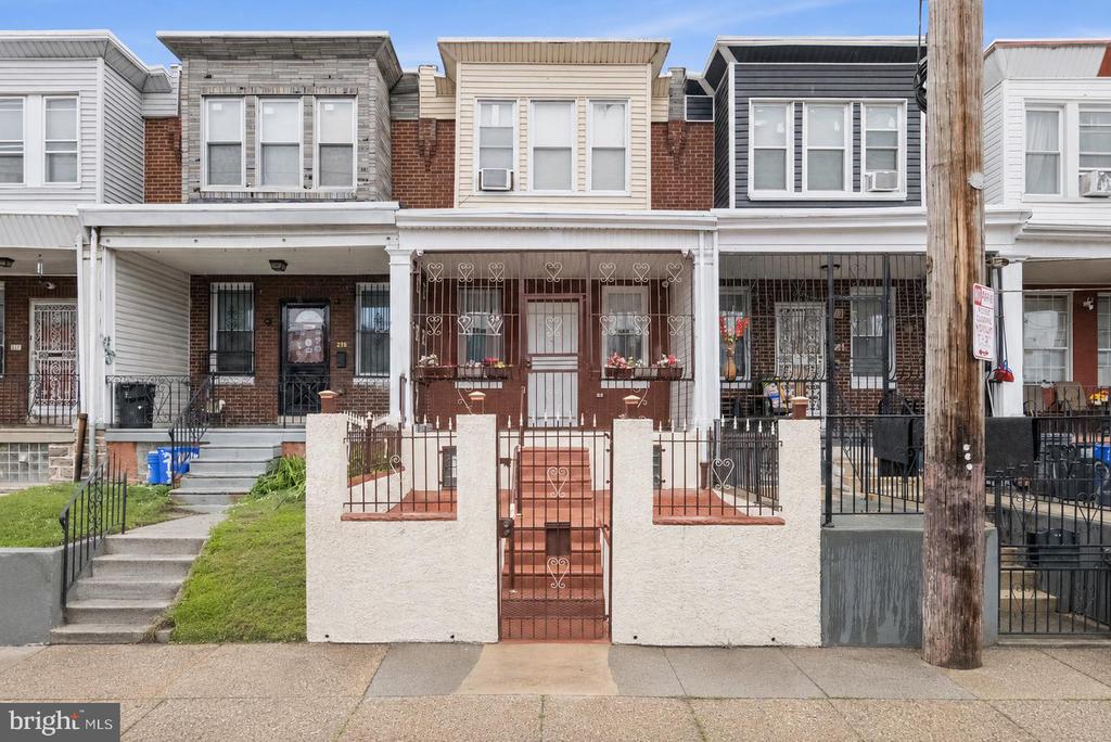 213 W DUNCANNON AVENUE