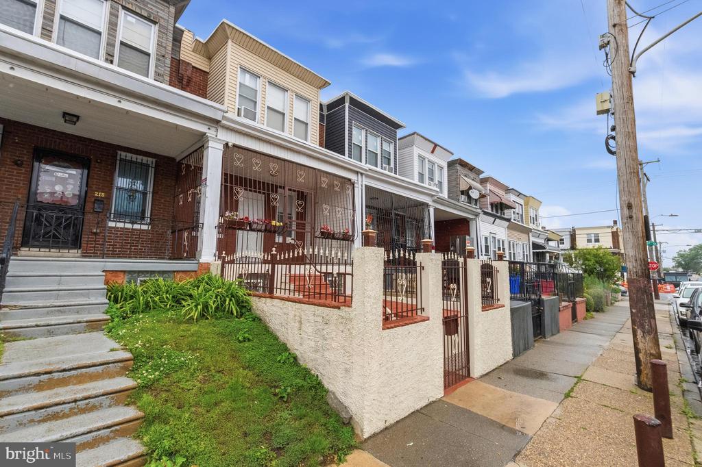 213 W DUNCANNON AVENUE