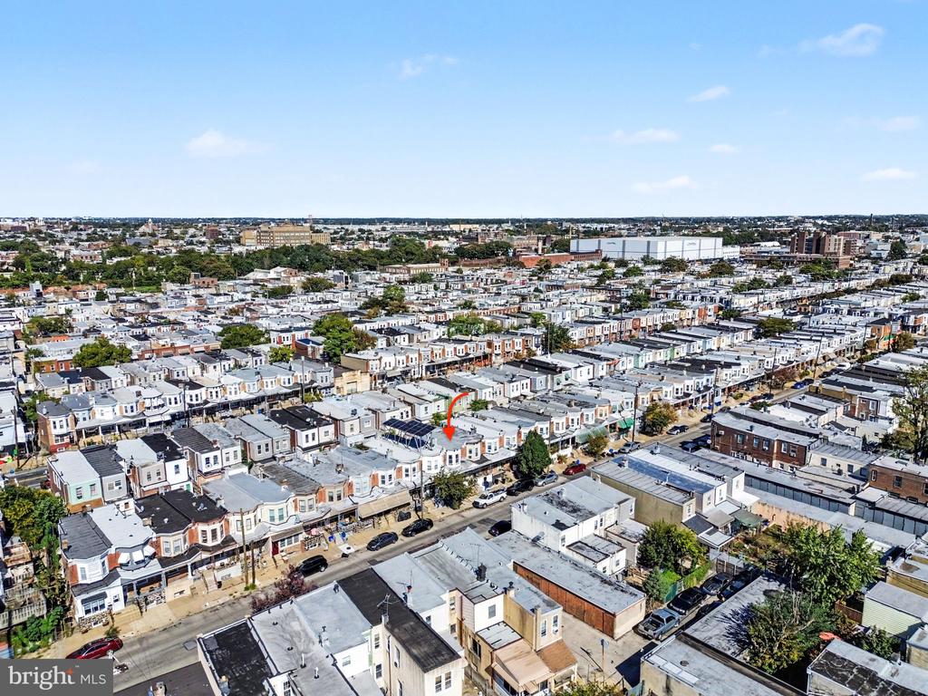 Aerial view of Philadelphia rowhouses, with a red arrow pointing to a property.