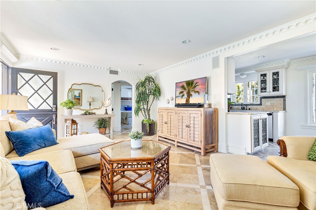 329 Marguerite Avenue Unit: 3