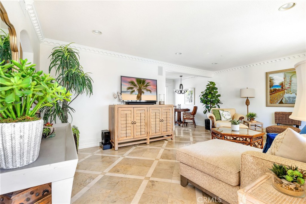 329 Marguerite Avenue Unit: 3