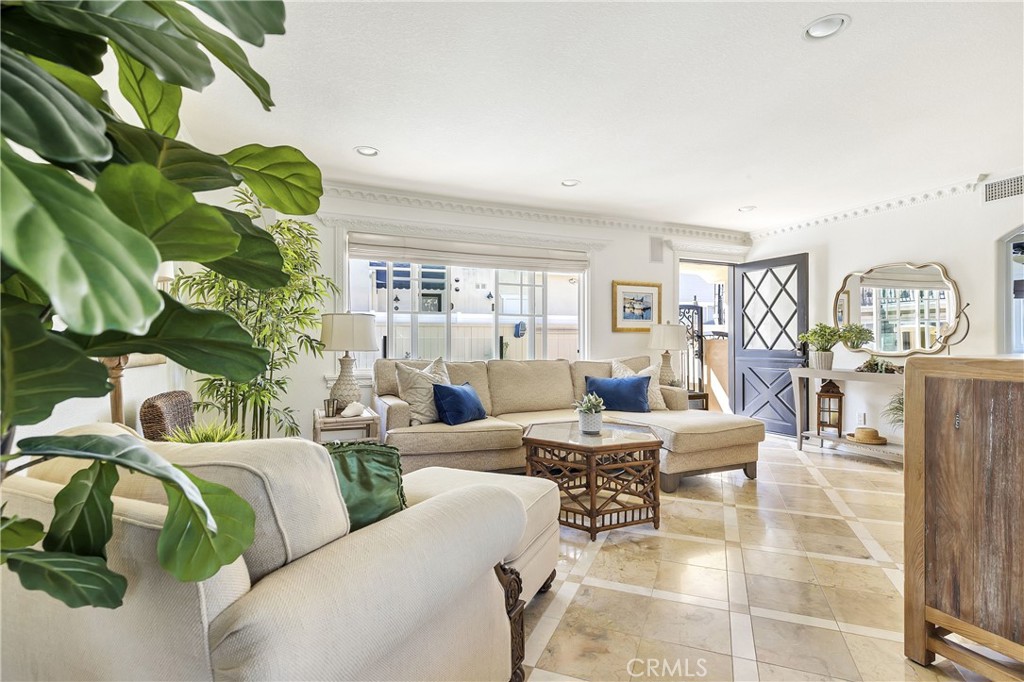 329 Marguerite Avenue Unit: 3