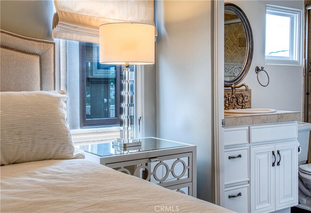 310 1/2 Carnation Avenue Unit: 1/2