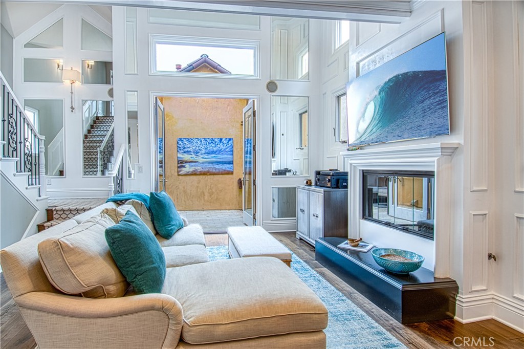 310 1/2 Carnation Avenue Unit: 1/2