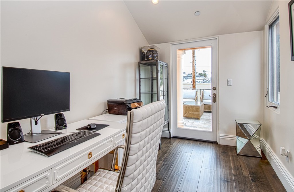 310 1/2 Carnation Avenue Unit: 1/2