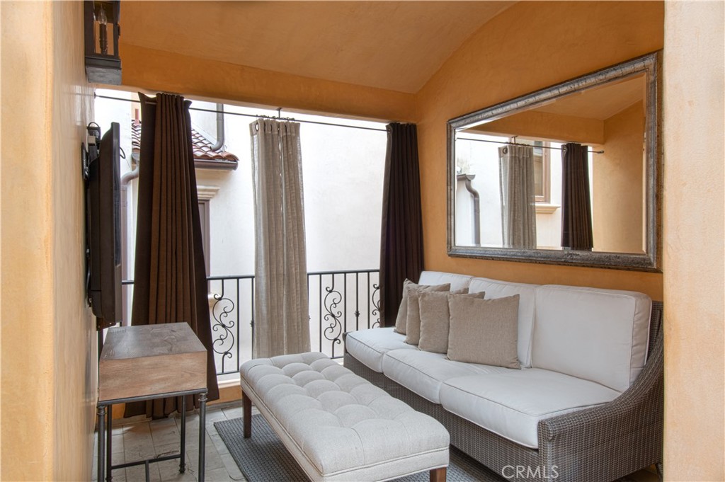 310 1/2 Carnation Avenue Unit: 1/2