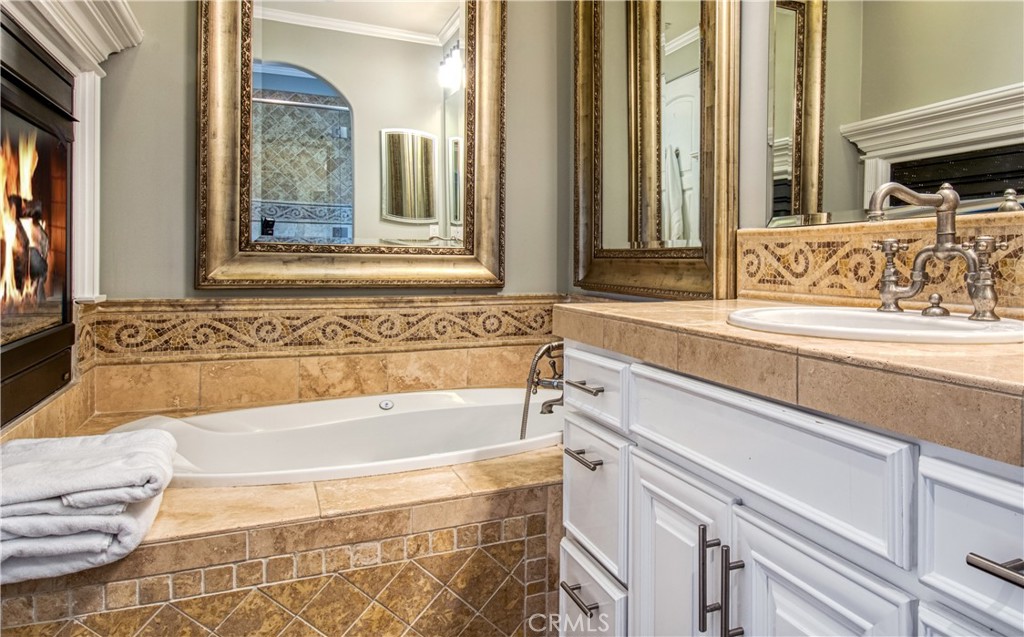 310 1/2 Carnation Avenue Unit: 1/2