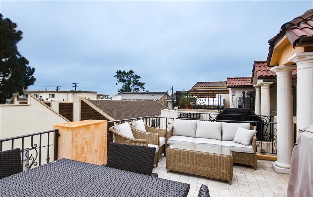310 1/2 Carnation Avenue Unit: 1/2