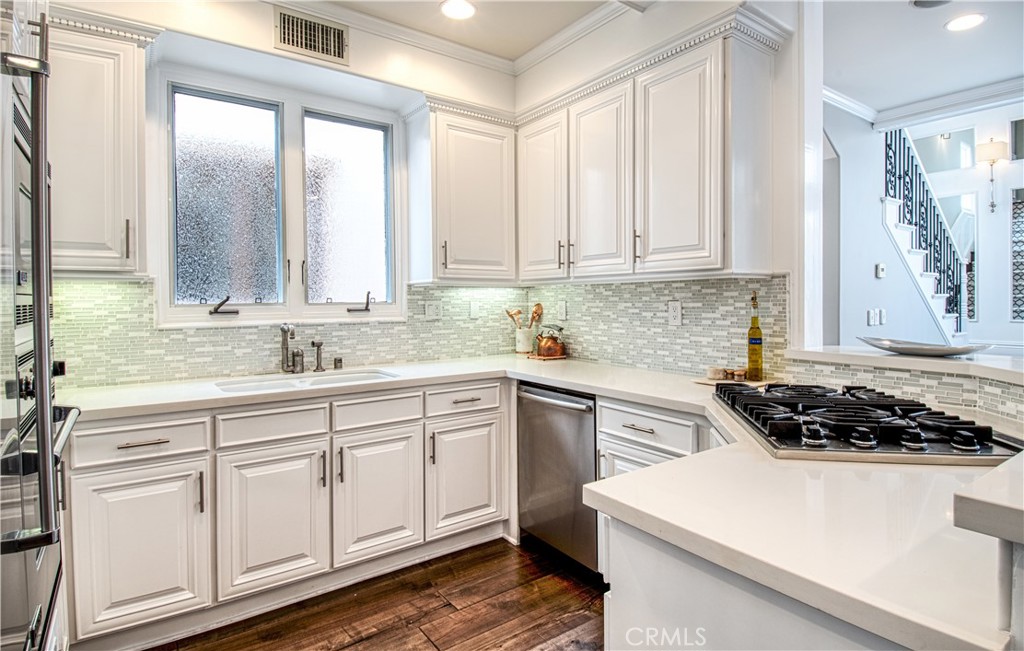 310 1/2 Carnation Avenue Unit: 1/2