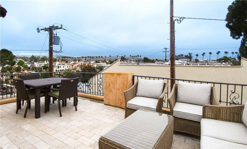 310 1/2 Carnation Avenue Unit: 1/2