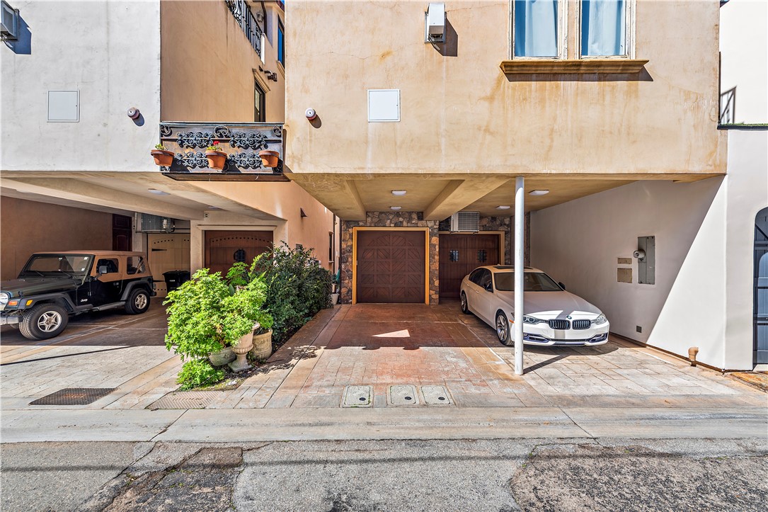 310 1/2 Carnation Avenue