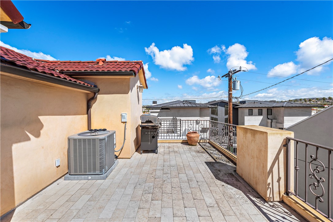 310 1/2 Carnation Avenue