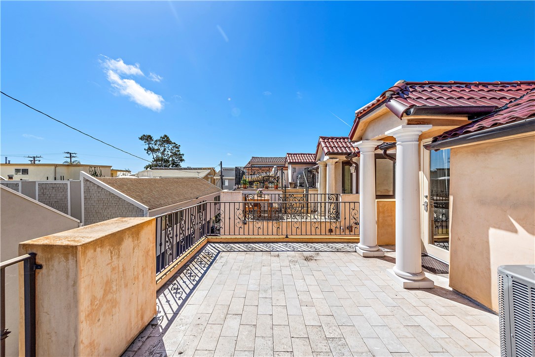 310 1/2 Carnation Avenue
