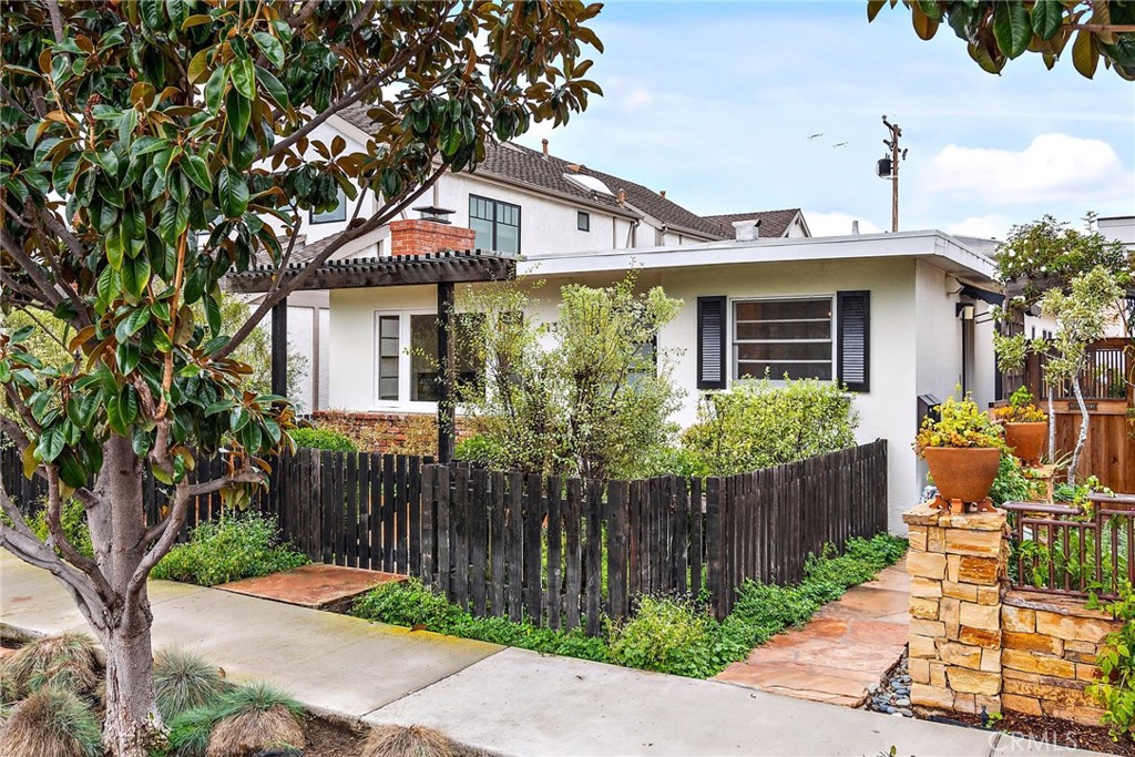 413 Dahlia Avenue