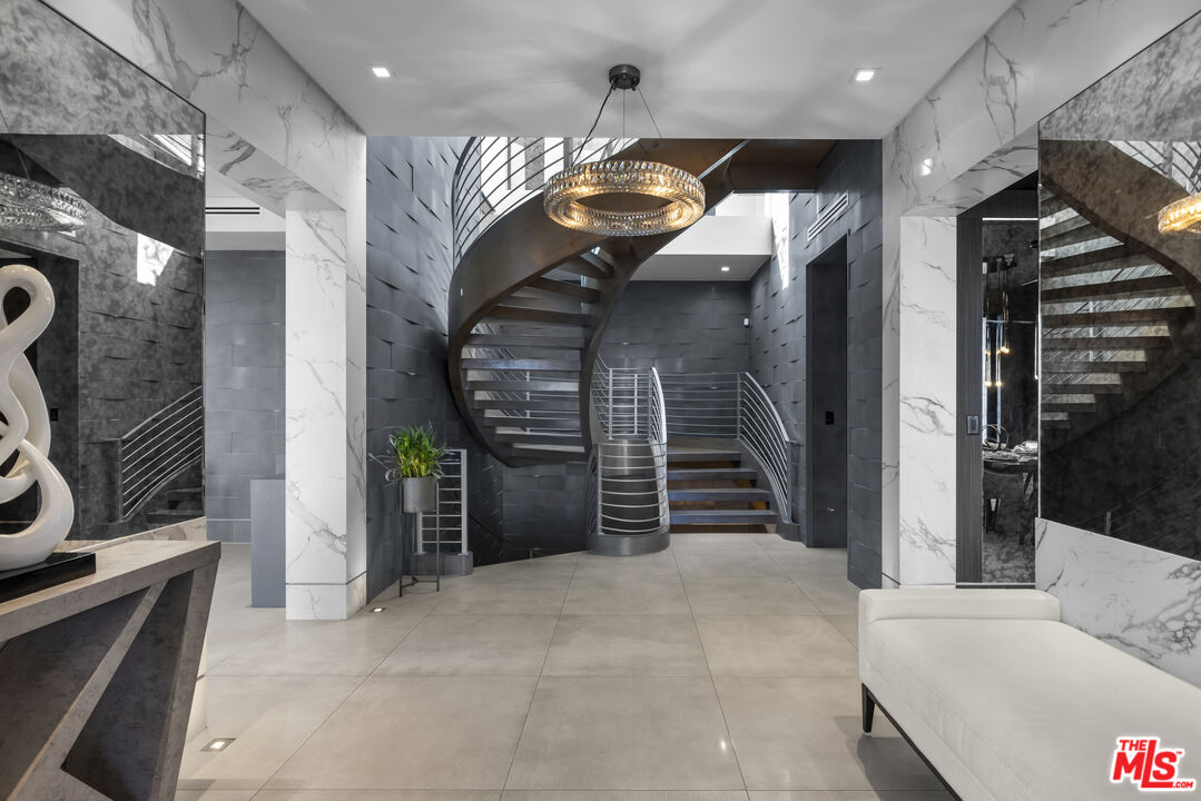 Amber House, Paseo Miramar, 90272