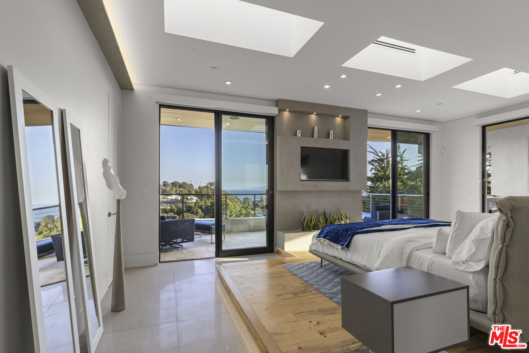 Amber House, Paseo Miramar, 90272