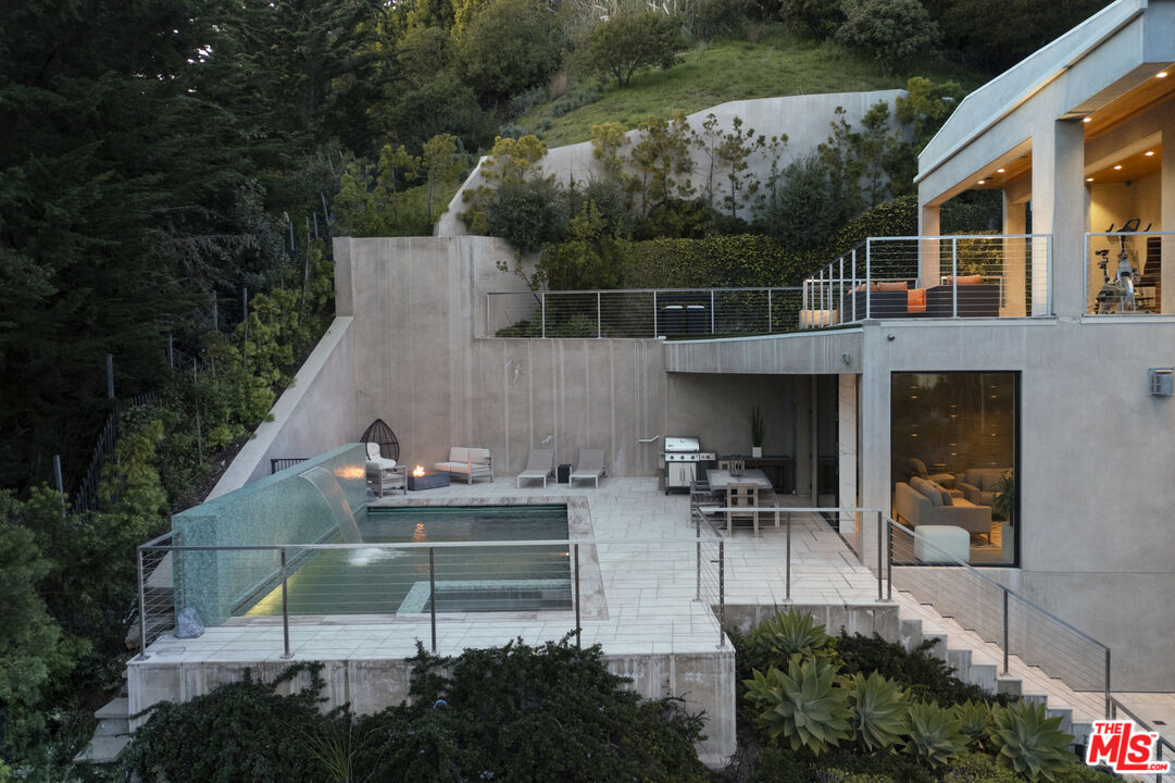 Amber House, Paseo Miramar, 90272