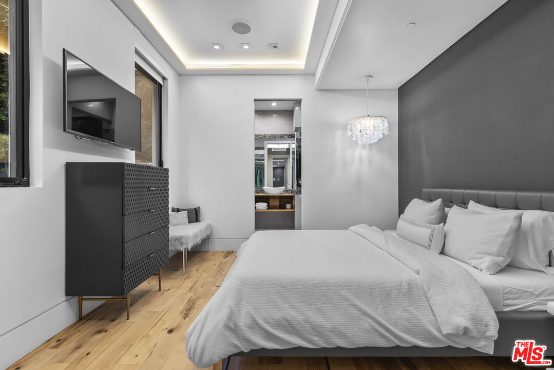 Amber House, Paseo Miramar, 90272