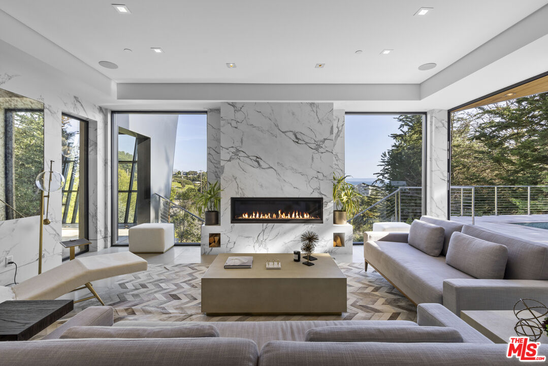 Amber House, Paseo Miramar, 90272