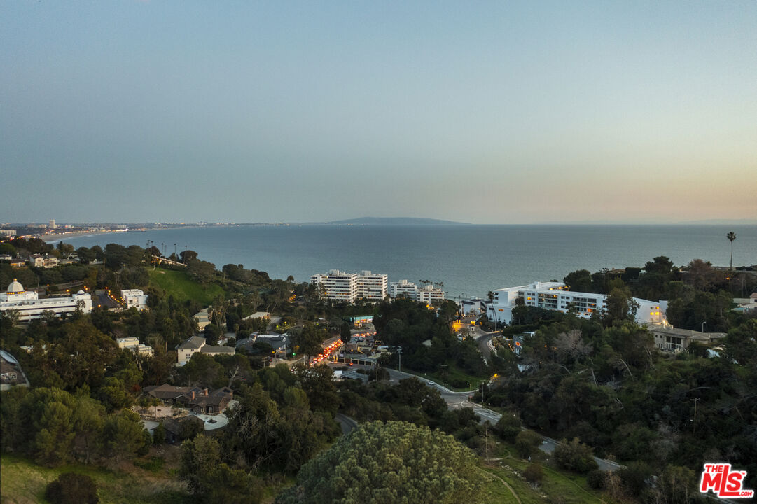 Amber House, Paseo Miramar, 90272