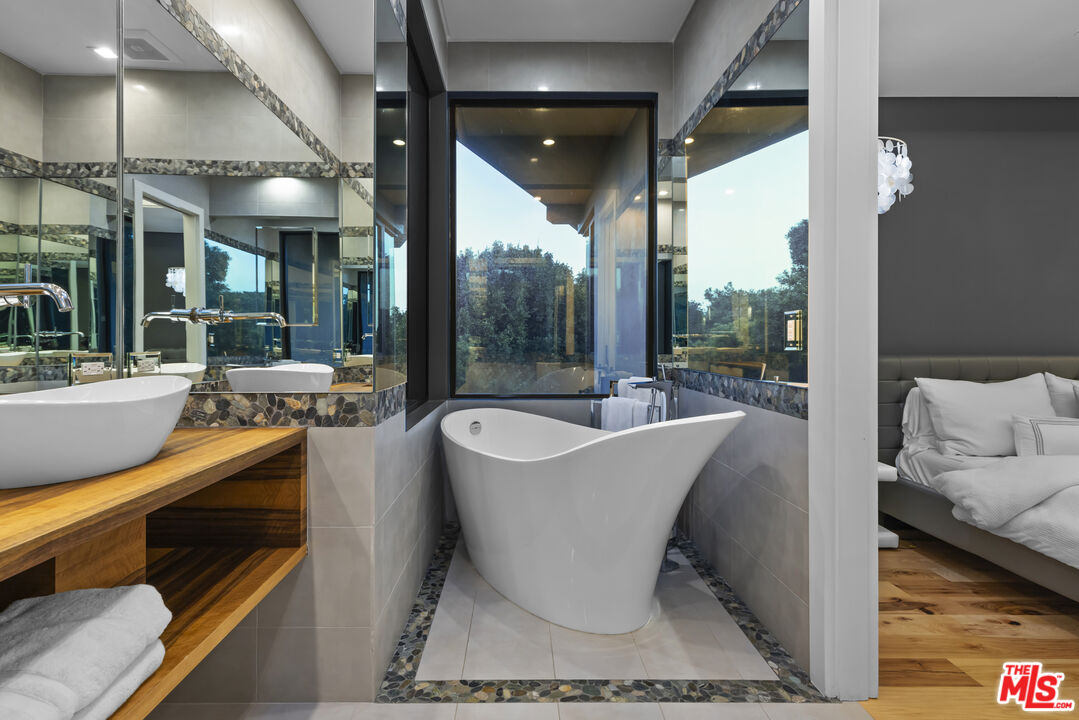 Amber House, Paseo Miramar, 90272