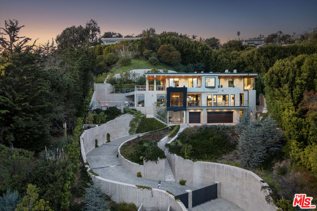 Amber House, Paseo Miramar, 90272