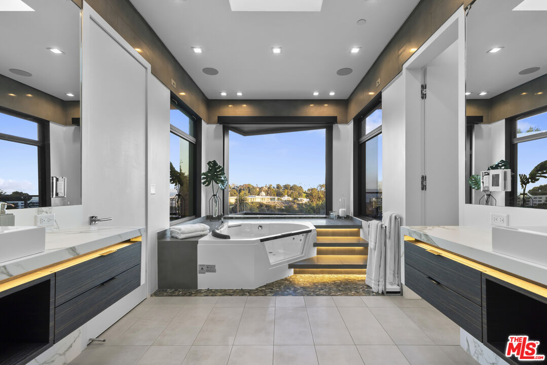 Amber House, Paseo Miramar, 90272