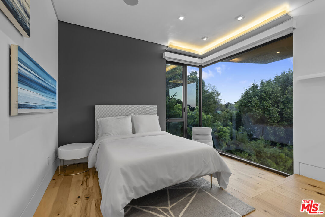 Amber House, Paseo Miramar, 90272