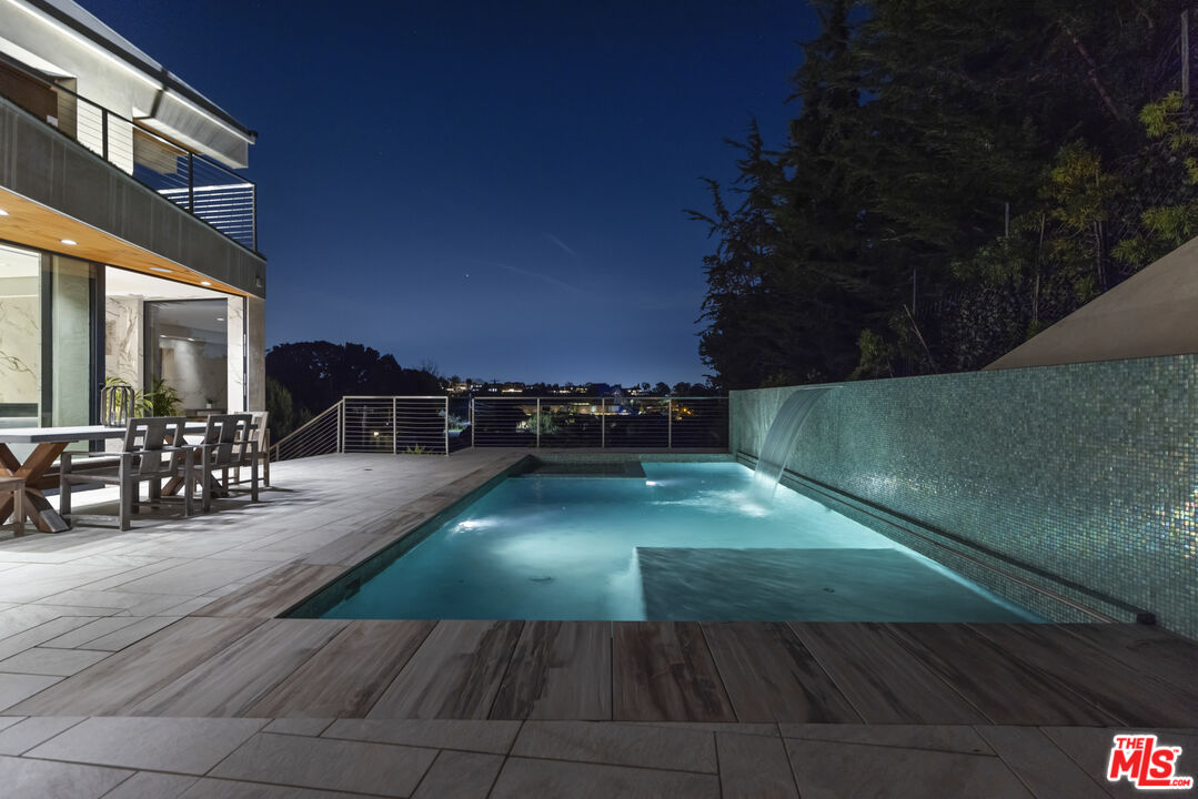 Amber House, Paseo Miramar, 90272