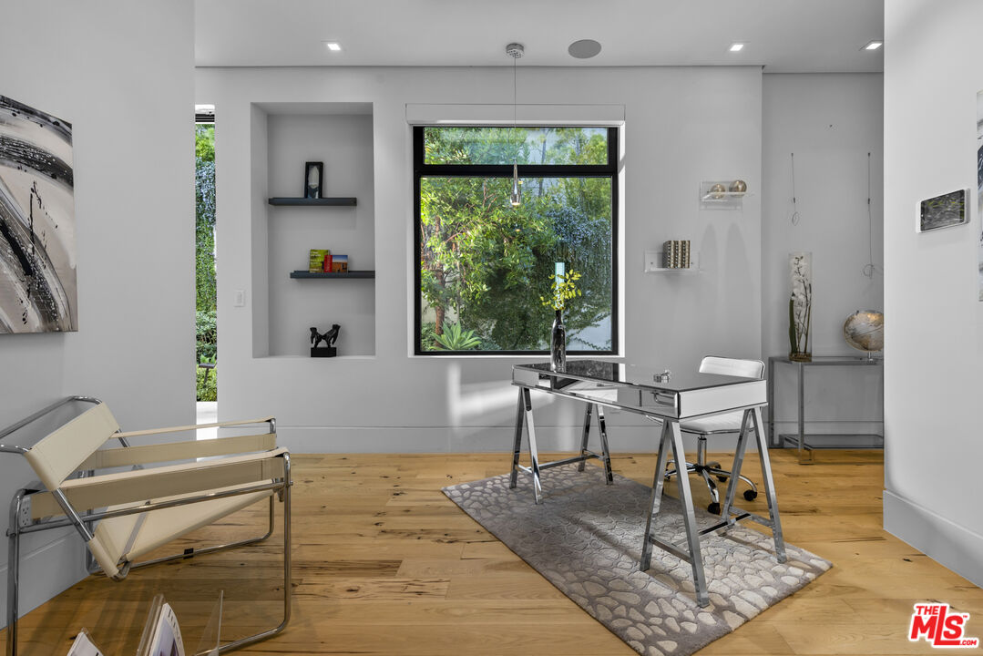 Amber House, Paseo Miramar, 90272