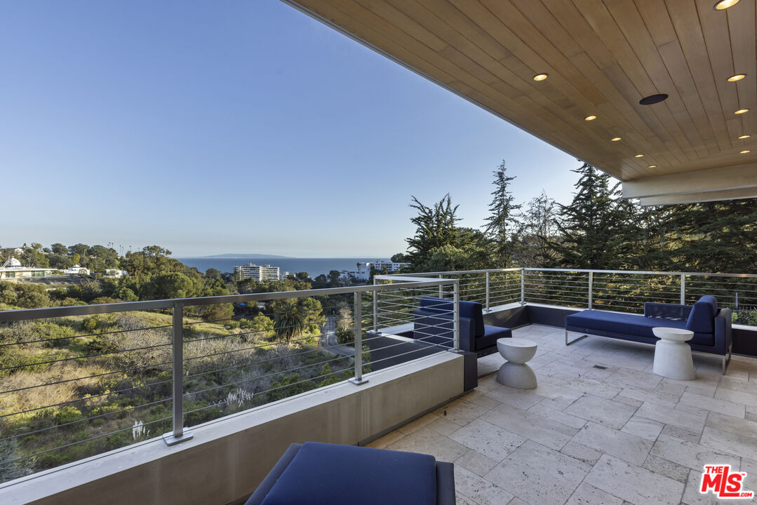 Amber House, Paseo Miramar, 90272