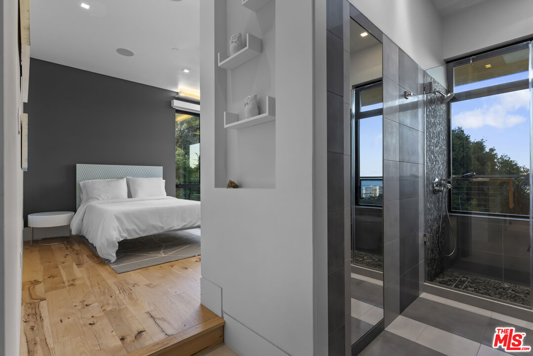 Amber House, Paseo Miramar, 90272