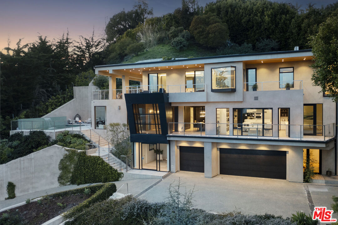 Amber House, Paseo Miramar, 90272