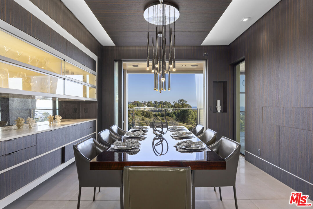 Amber House, Paseo Miramar, 90272