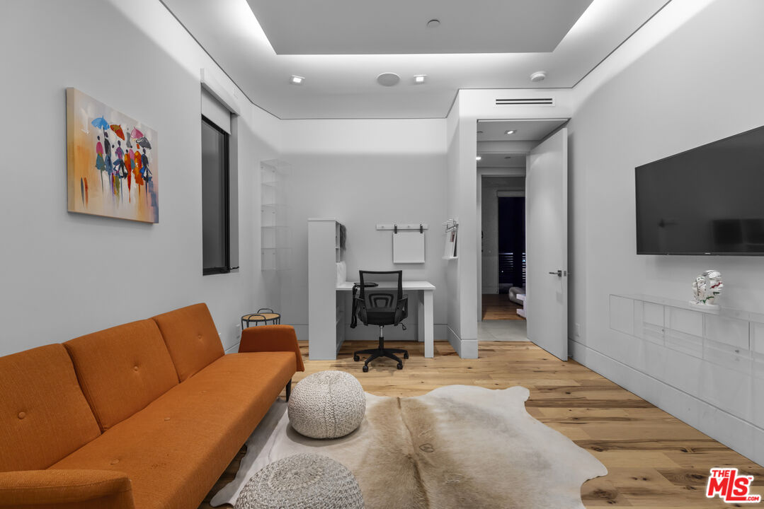 Amber House, Paseo Miramar, 90272