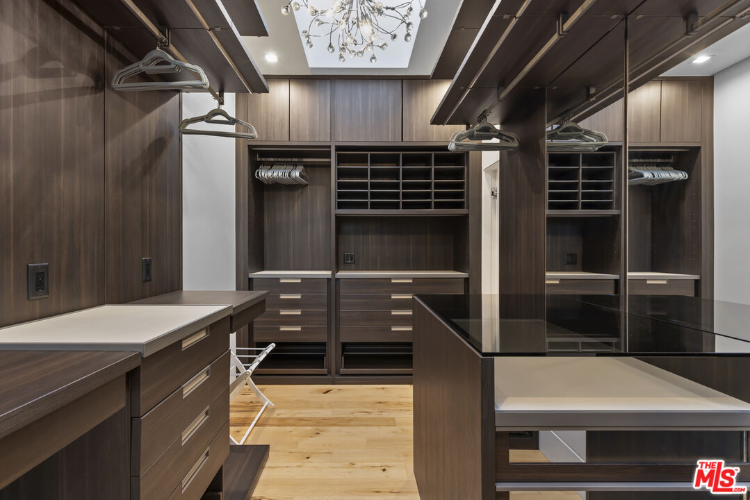 Amber House, Paseo Miramar, 90272