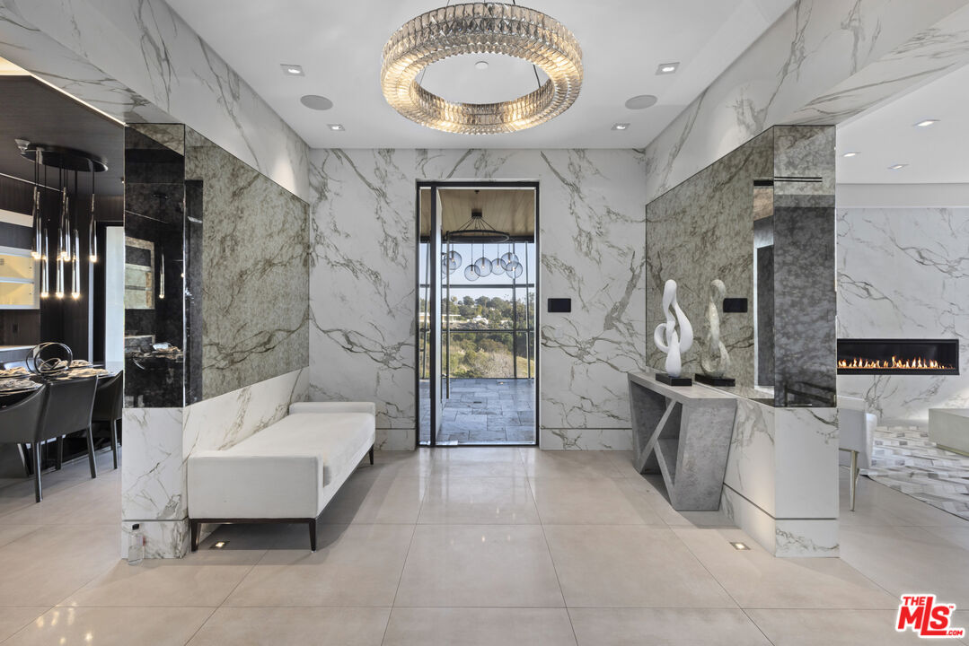 Amber House, Paseo Miramar, 90272